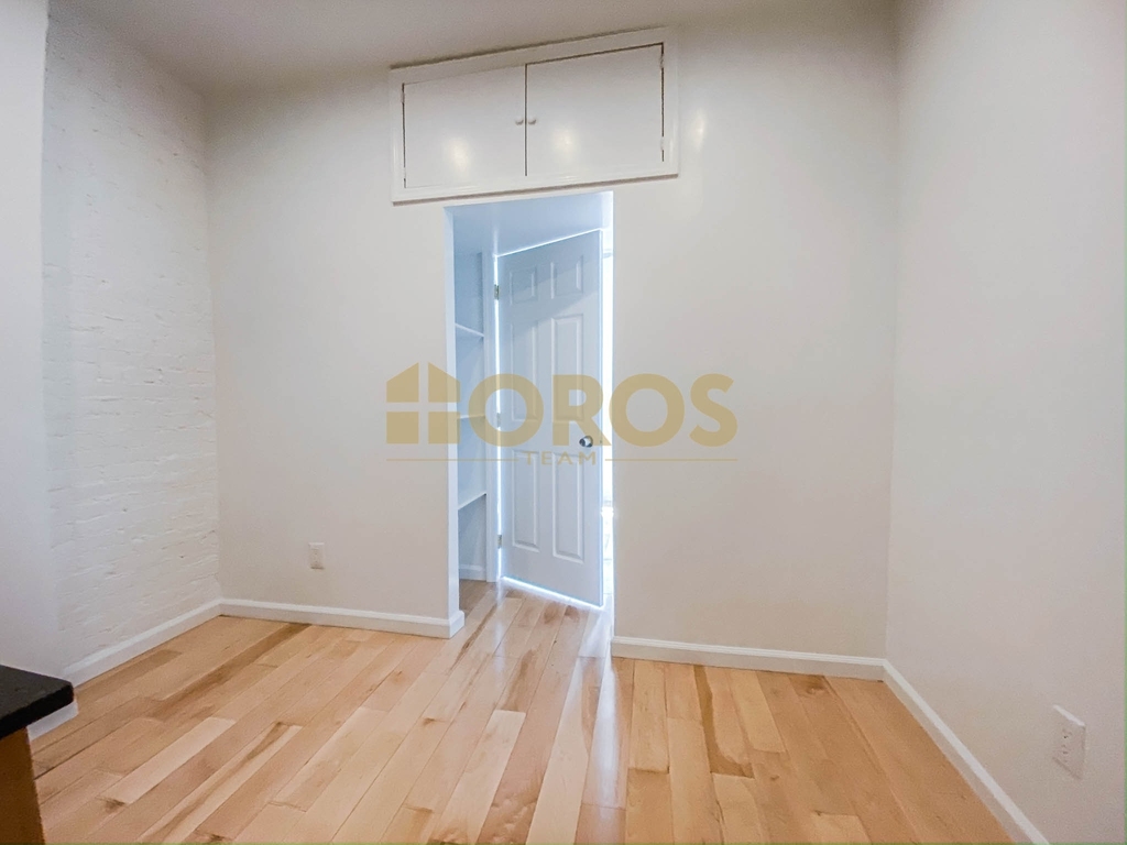 215 East 10th Street - Photo 3