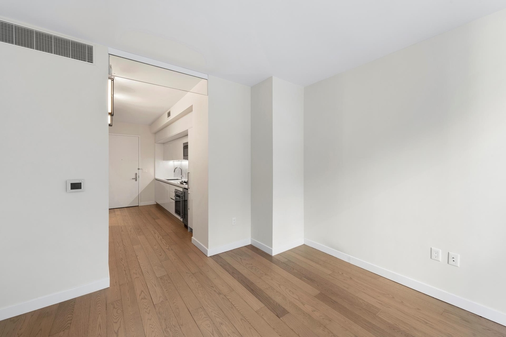 505 W 43rd St - Photo 3
