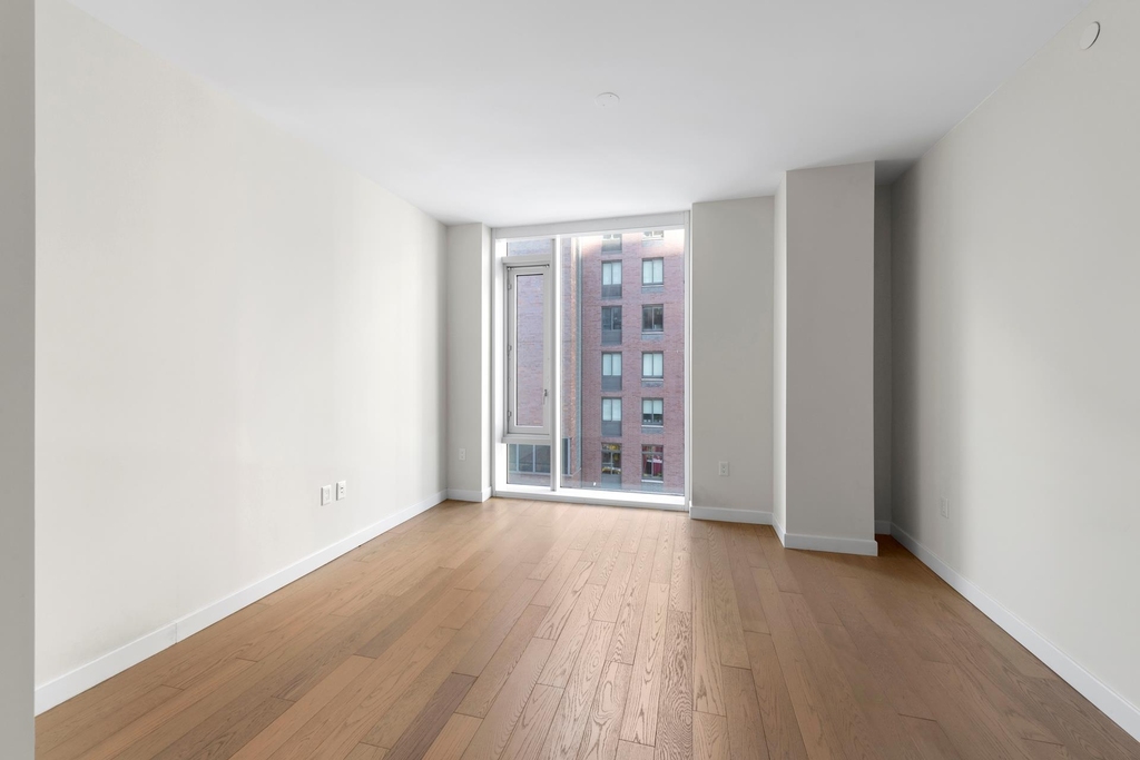 505 W 43rd St - Photo 2