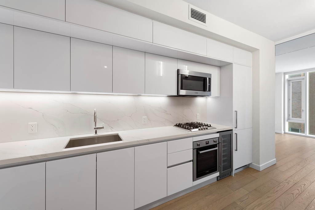 505 W 43rd St - Photo 0