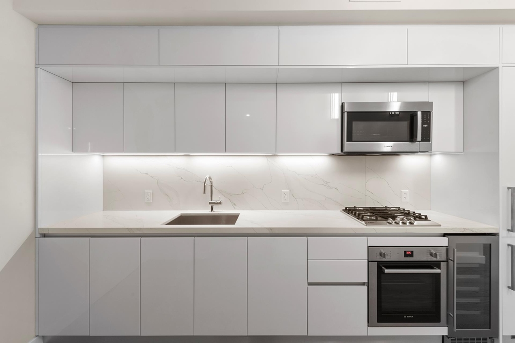 505 W 43rd St - Photo 1