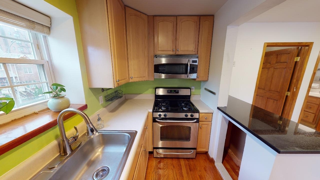 67-08 exeter street - Photo 2