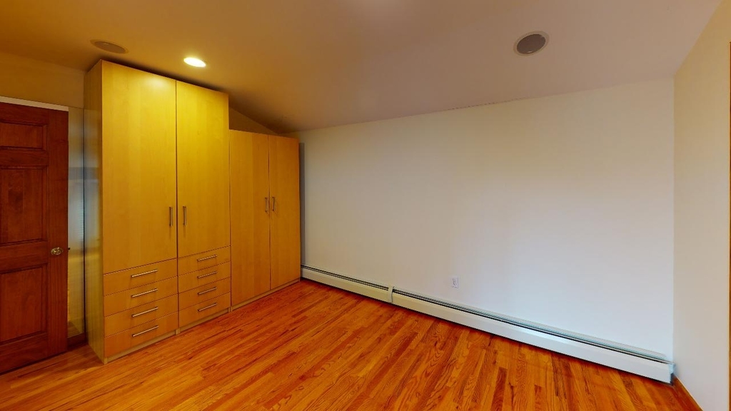 67-08 exeter street - Photo 8
