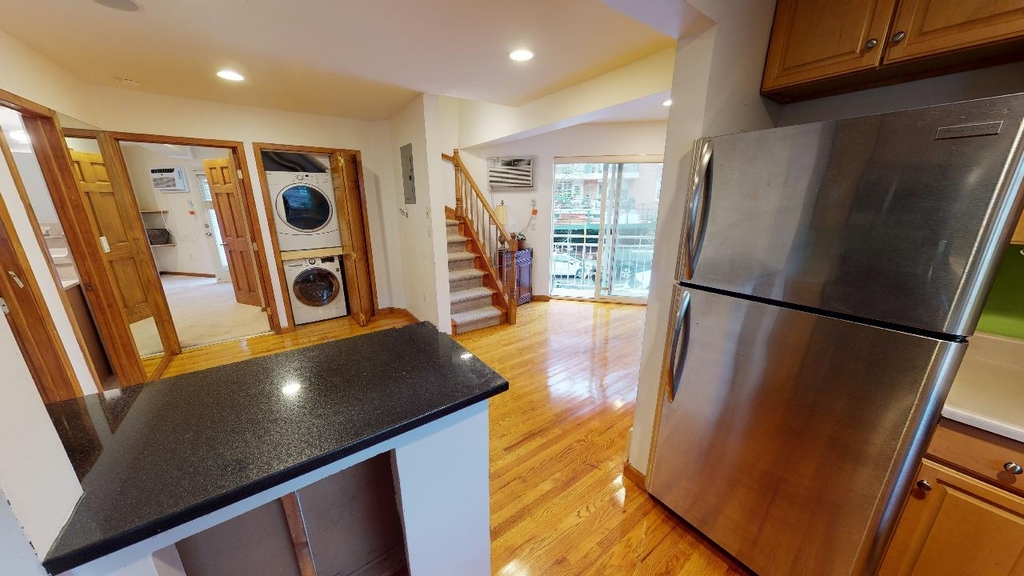 67-08 exeter street - Photo 3