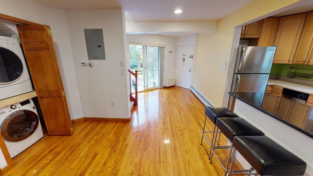 67-08 exeter street - Photo 4