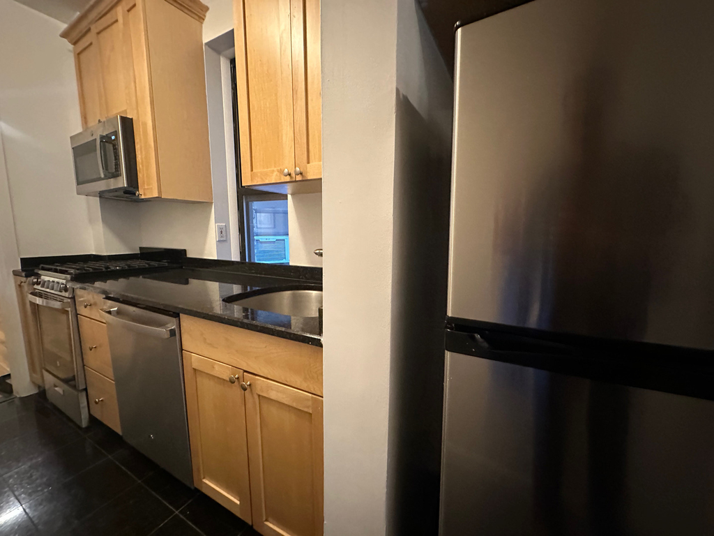 152 East 84th Street - Photo 5