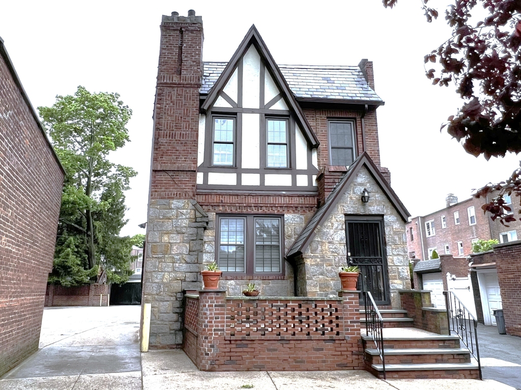 98-15 Ascan Ave - Photo 0