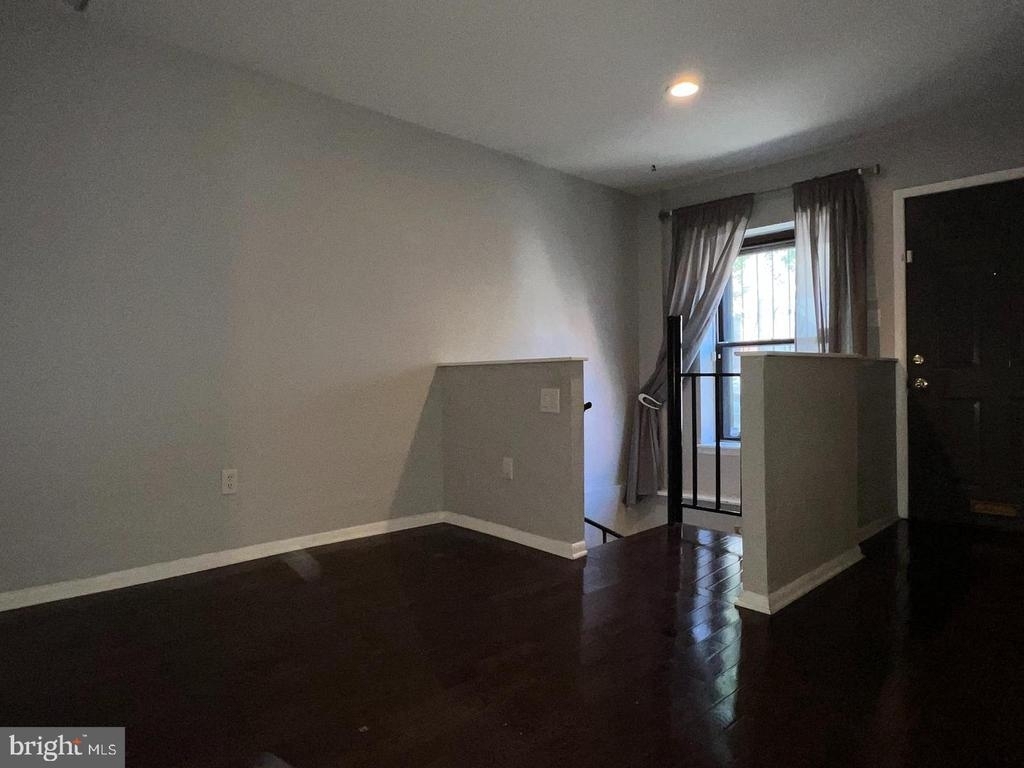1025 S 6th St - Photo 2