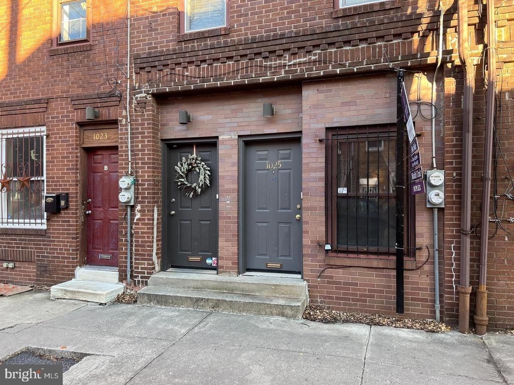 1025 S 6th St - Photo 1