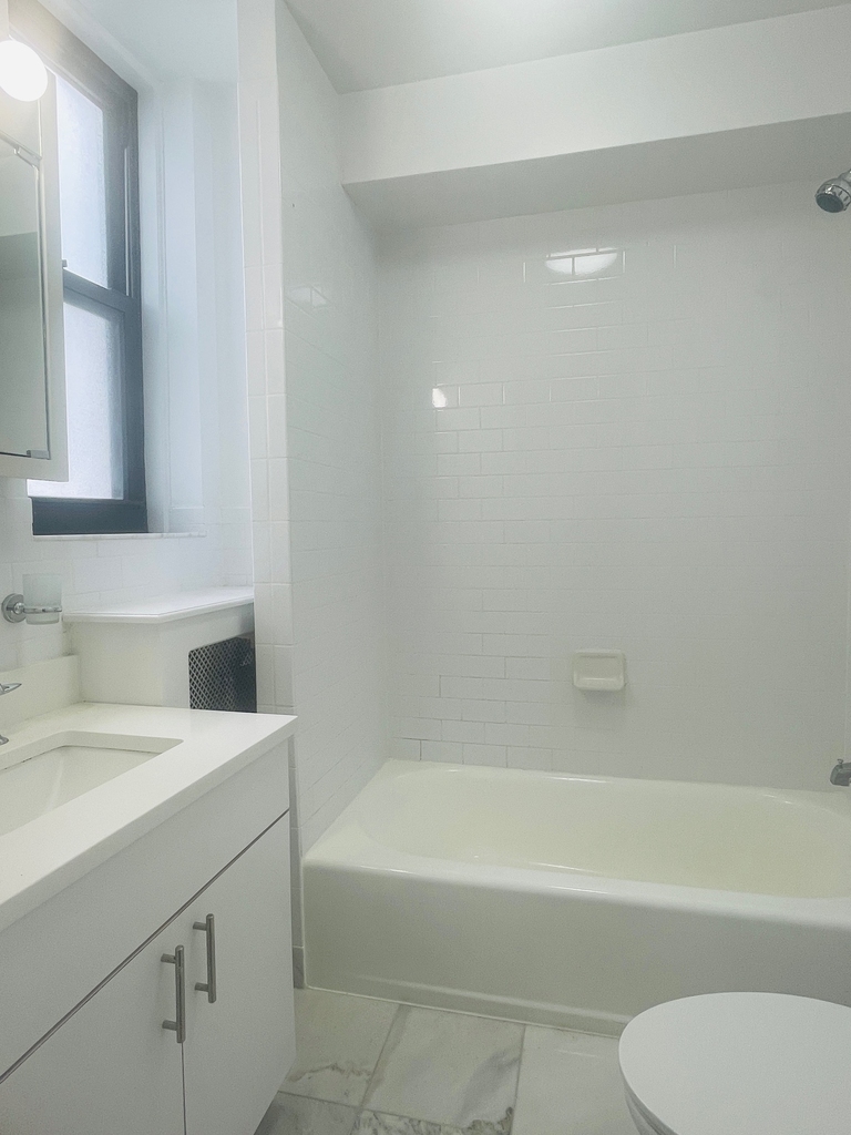 West 55th St / 7th Avenue - Photo 5