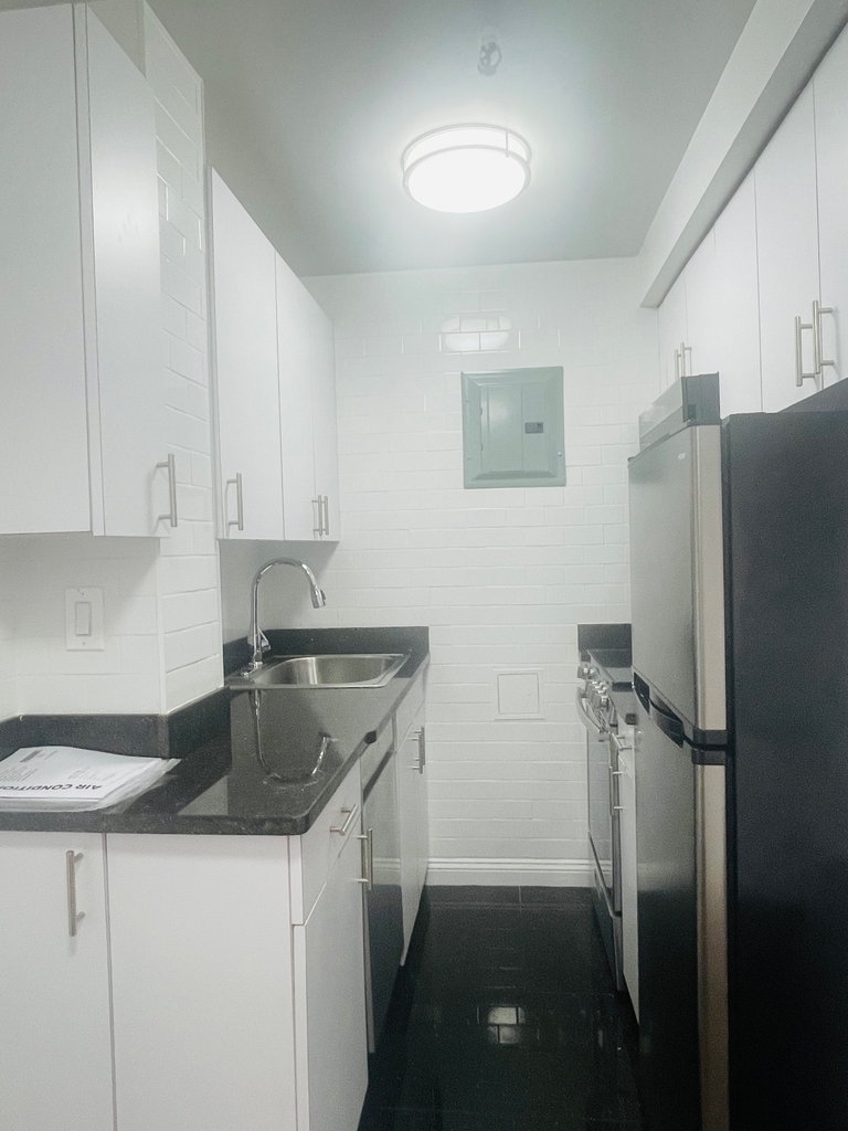 West 55th St / 7th Avenue - Photo 4
