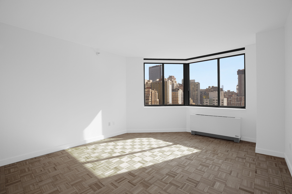 West 42nd Street - Photo 4