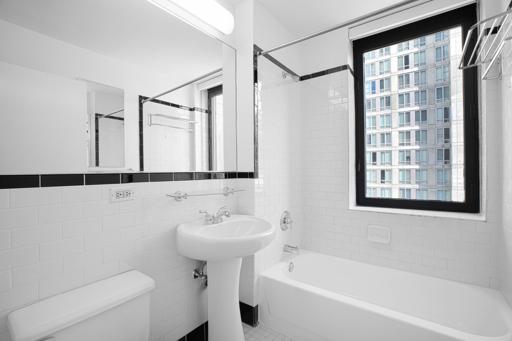 West 42nd Street - Photo 5