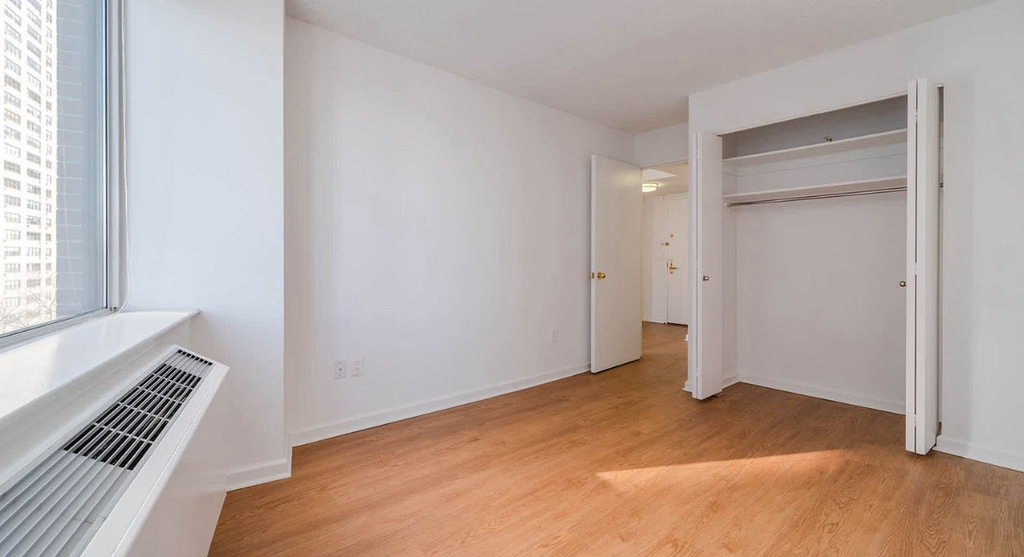 180 Riverside Boulevard - Photo 8