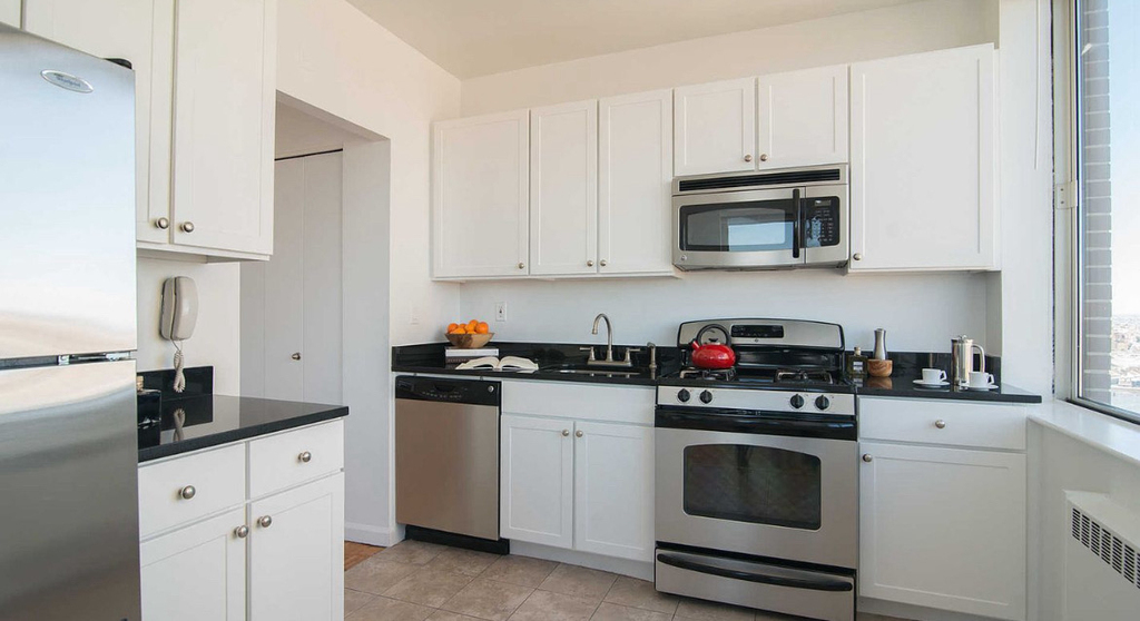 180 Riverside Boulevard - Photo 2