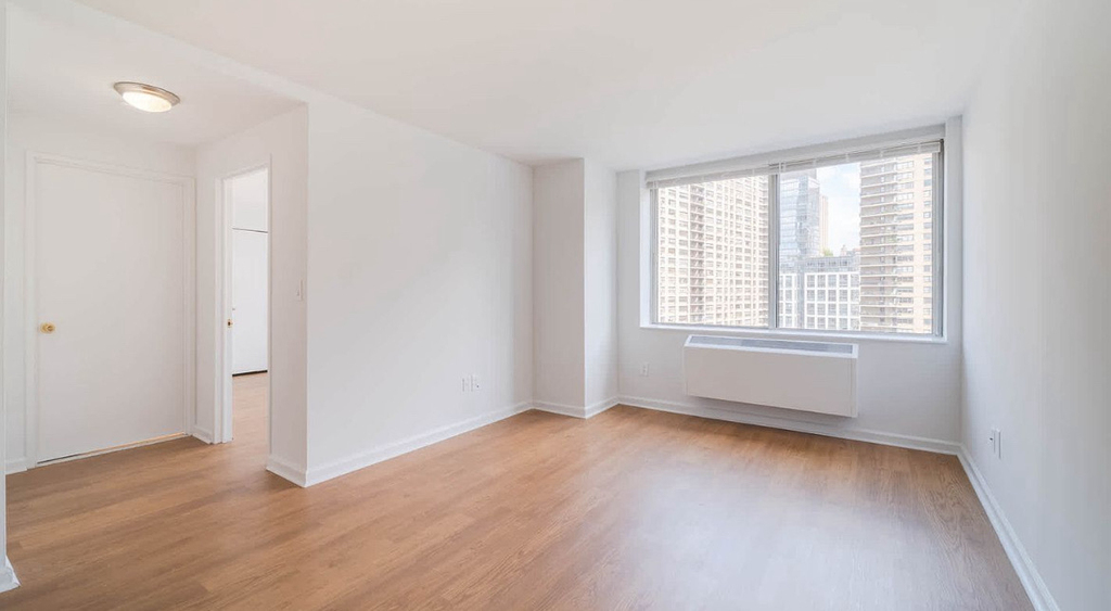 180 Riverside Boulevard - Photo 4