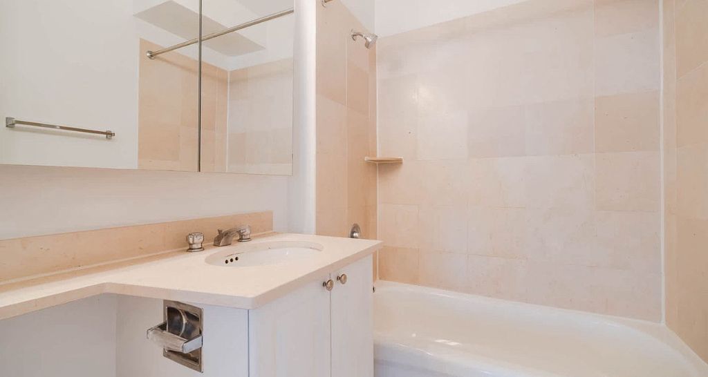 180 Riverside Boulevard - Photo 11