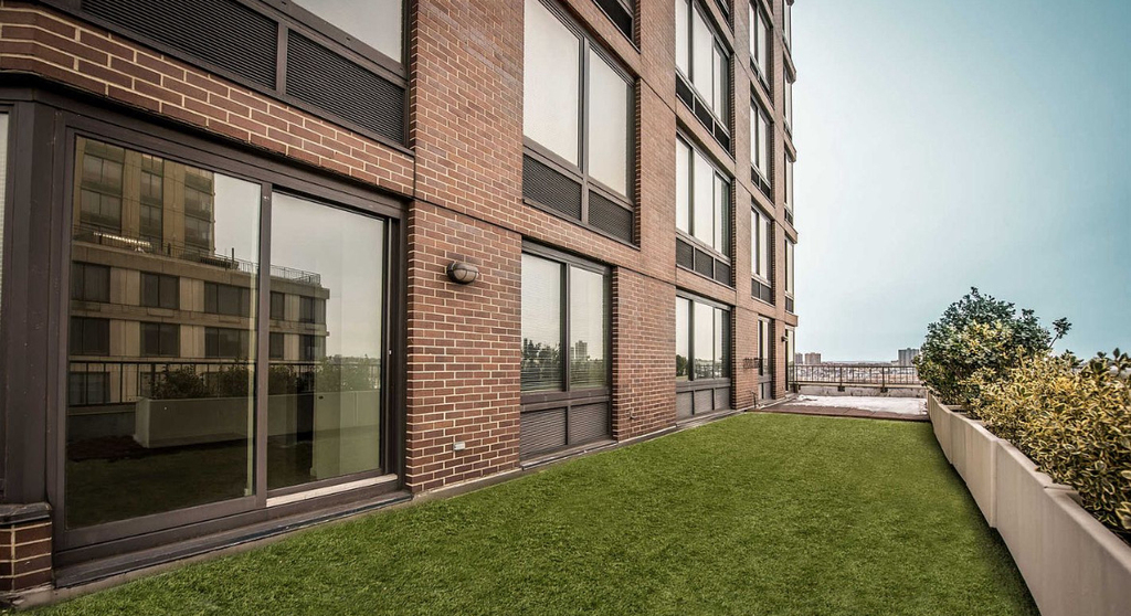180 Riverside Boulevard - Photo 14