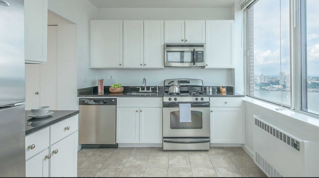 180 Riverside Boulevard - Photo 13