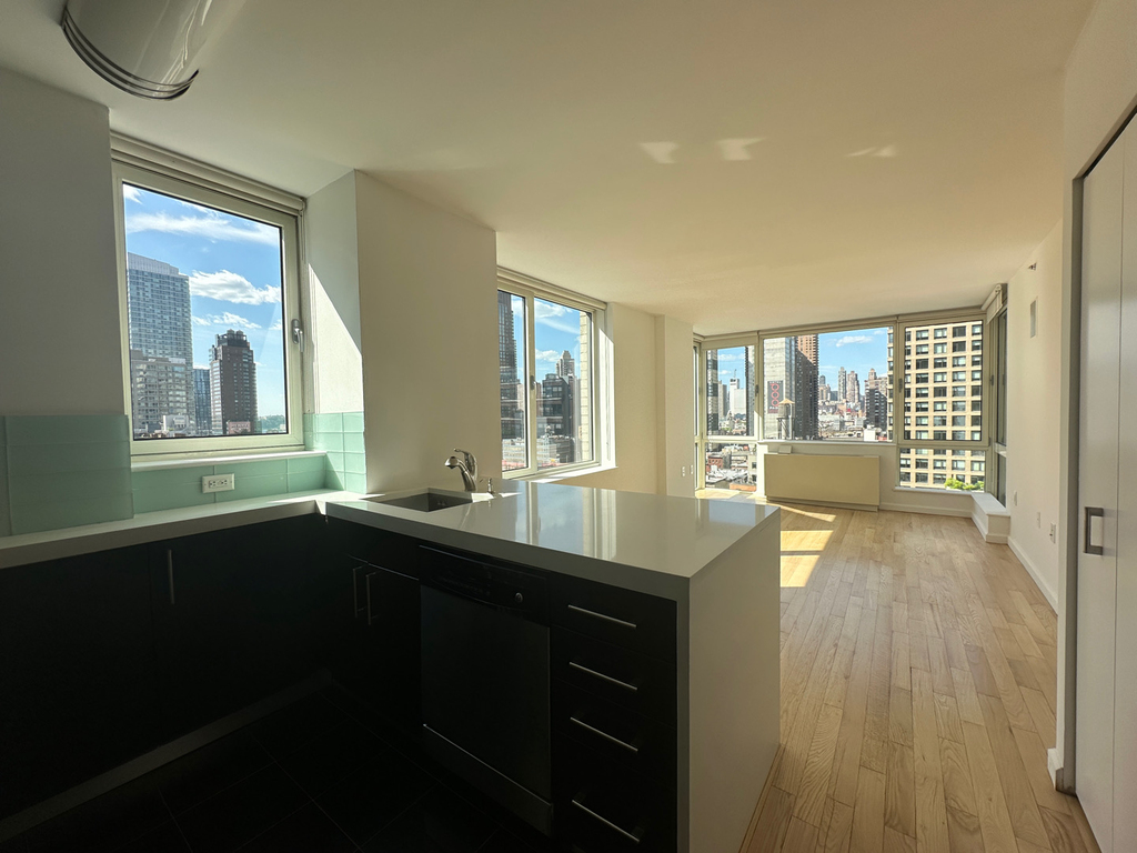 West 37th Street - Photo 4
