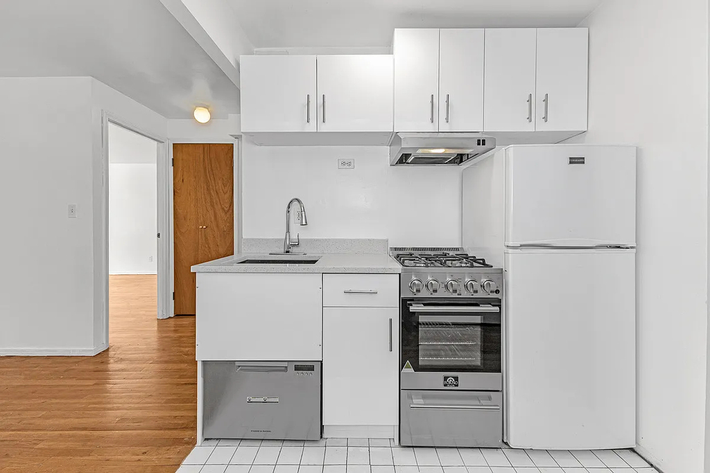 1425 York Avenue - Photo 5
