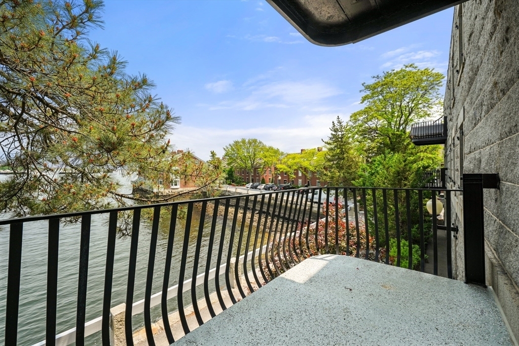343 Commercial Street - Photo 4