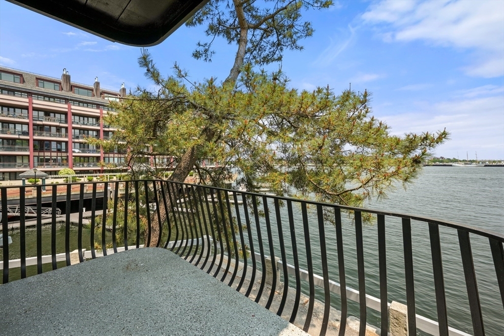 343 Commercial Street - Photo 3