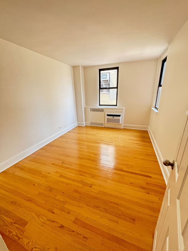 East 79th Street - Photo 6