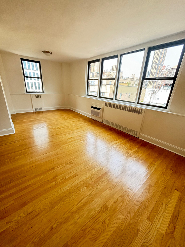 East 79th Street - Photo 16