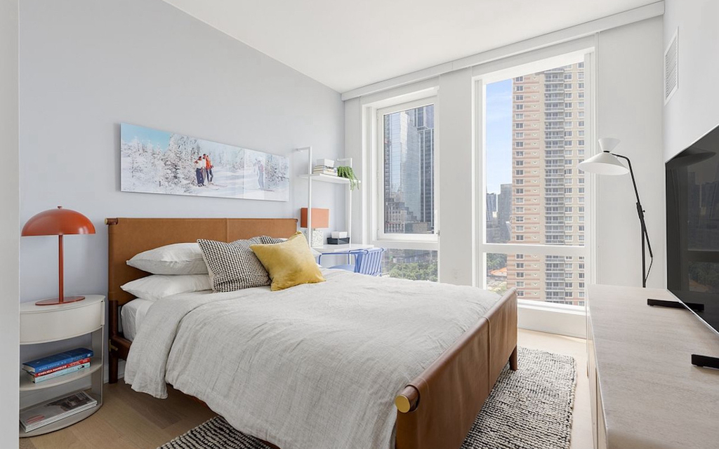 555 West 38th Street - Photo 1