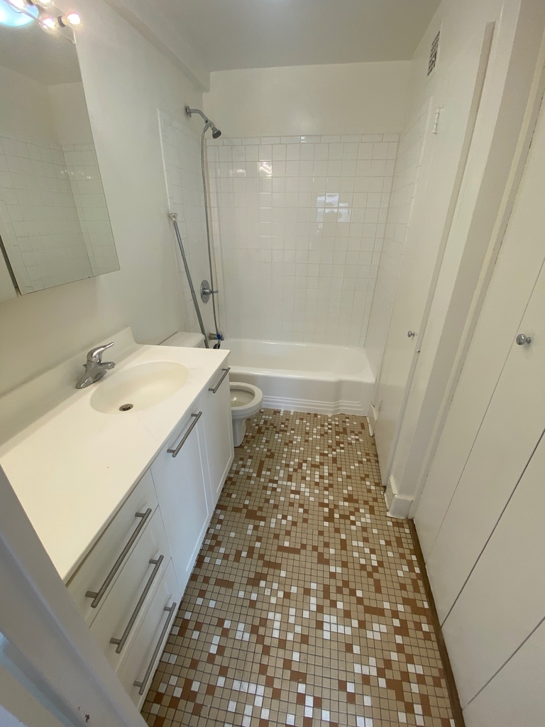 East 36th Street - Photo 4