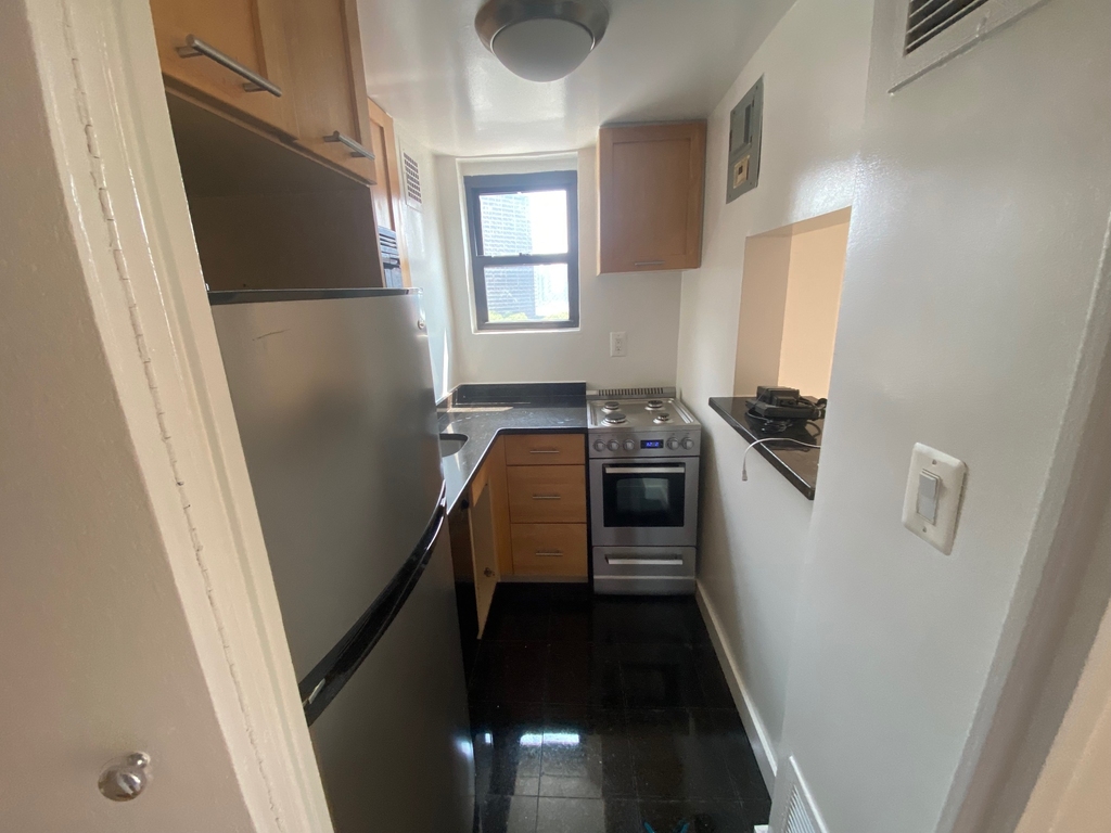East 36th Street - Photo 4