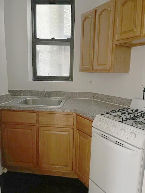 302 E 38th St - Photo 2