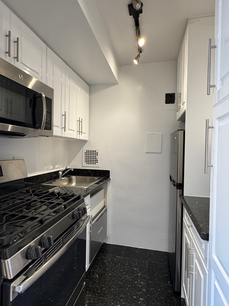 West 13th Street - Photo 3