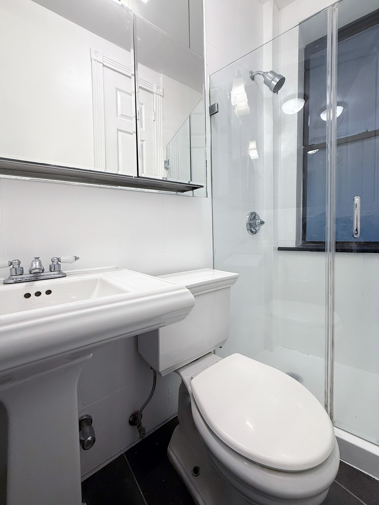 326 East 35th Street - Photo 5