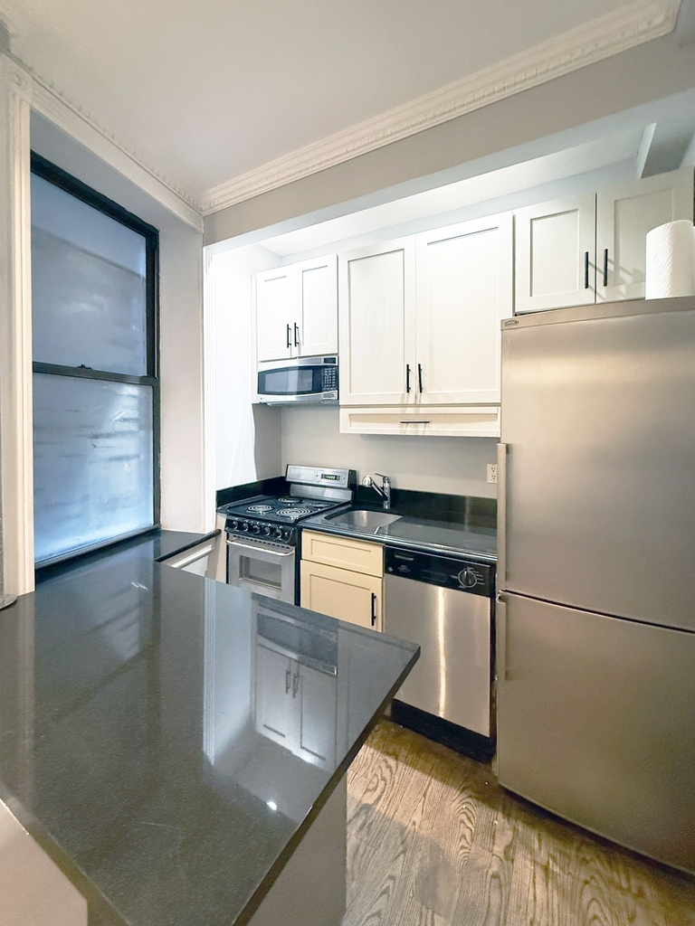 326 East 35th Street - Photo 6