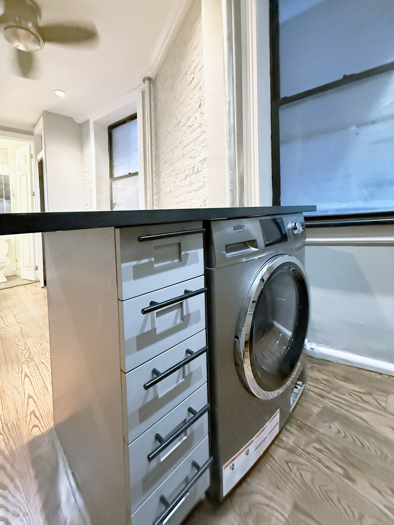 326 East 35th Street - Photo 2