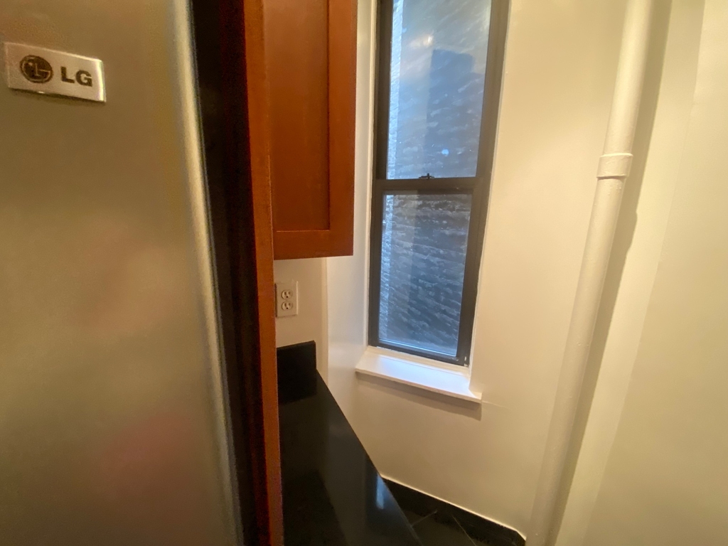 East 83rd Street - Photo 7