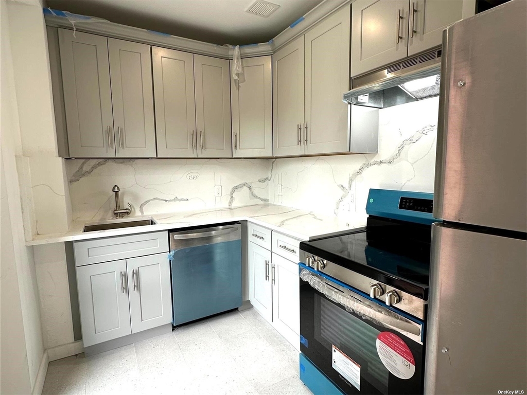 444 Graham Avenue - Photo 1
