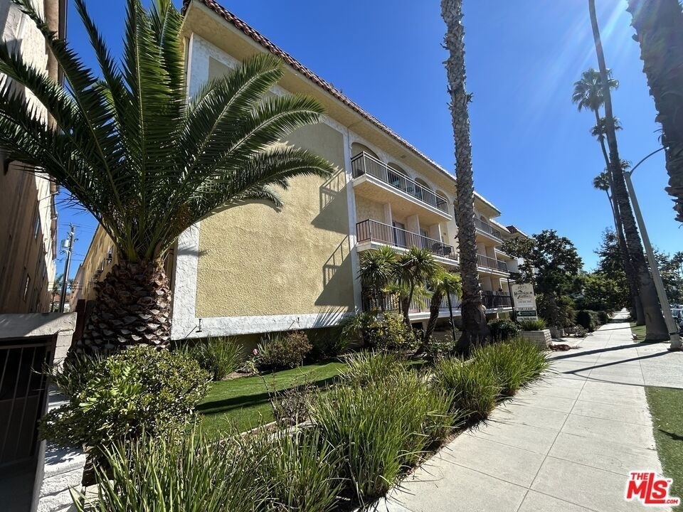 1033 6th Street - Photo 0