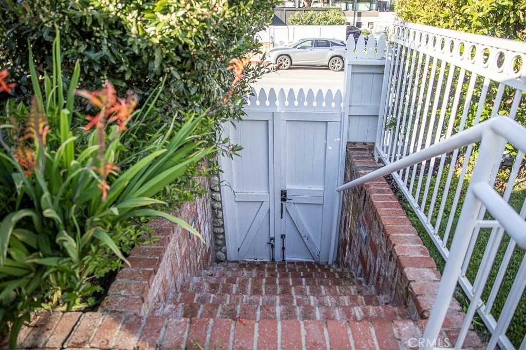 1086 Glenneyre Street - Photo 4