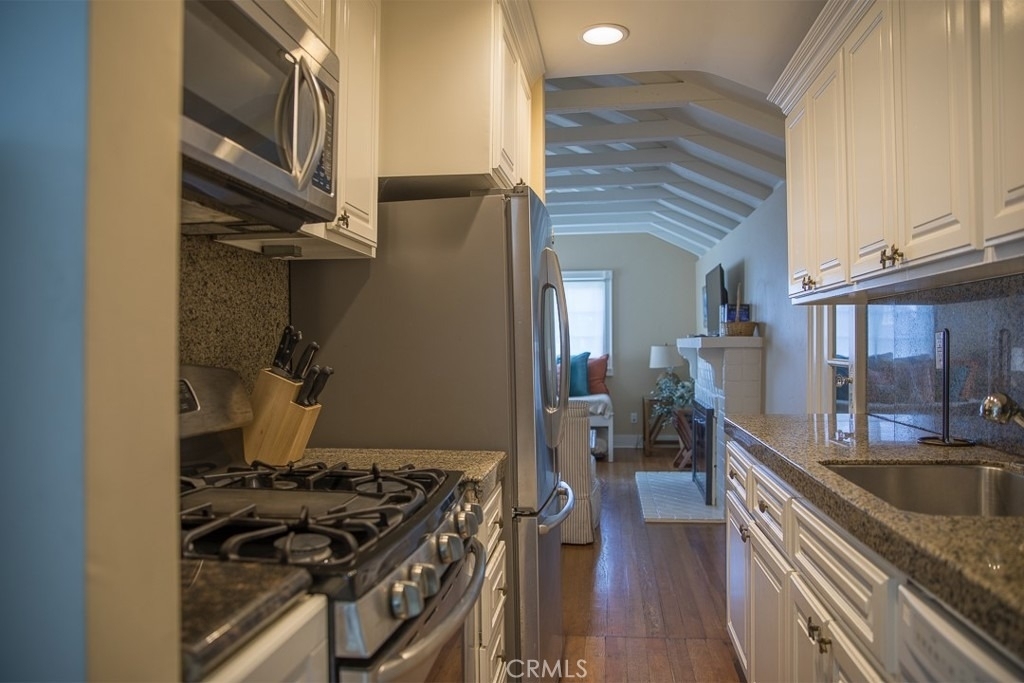 1086 Glenneyre Street - Photo 15