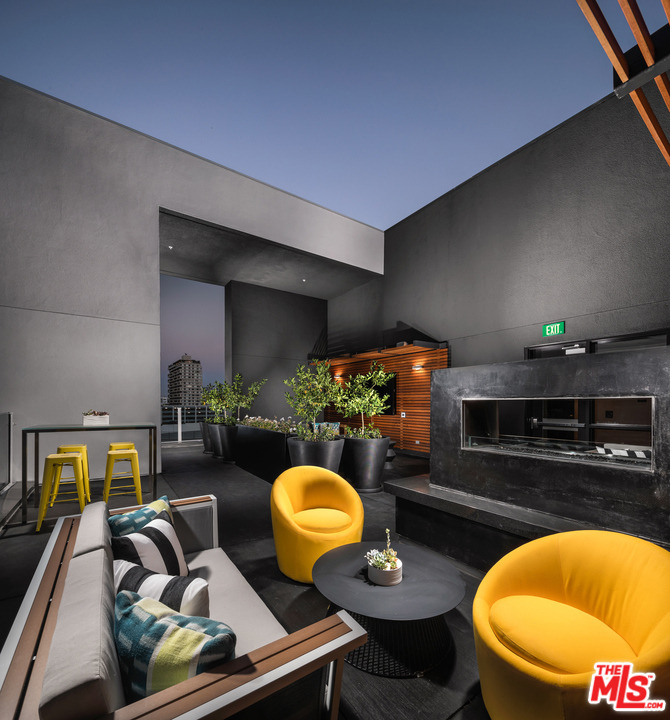 687 S Hobart Boulevard - Photo 17