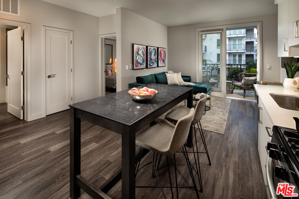 687 S Hobart Boulevard - Photo 2