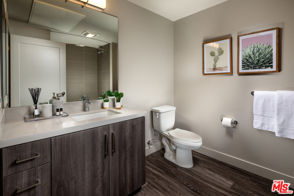 687 S Hobart Boulevard - Photo 4
