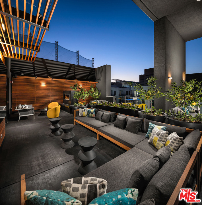 687 S Hobart Boulevard - Photo 16