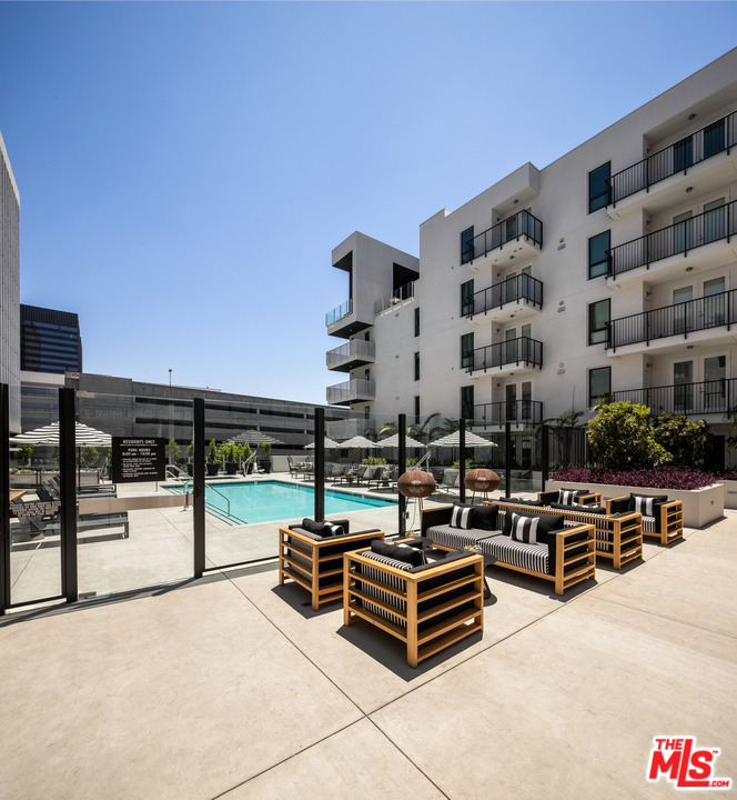 687 S Hobart Boulevard - Photo 14