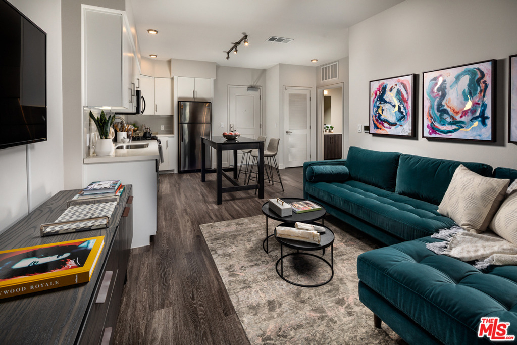 687 S Hobart Boulevard - Photo 3