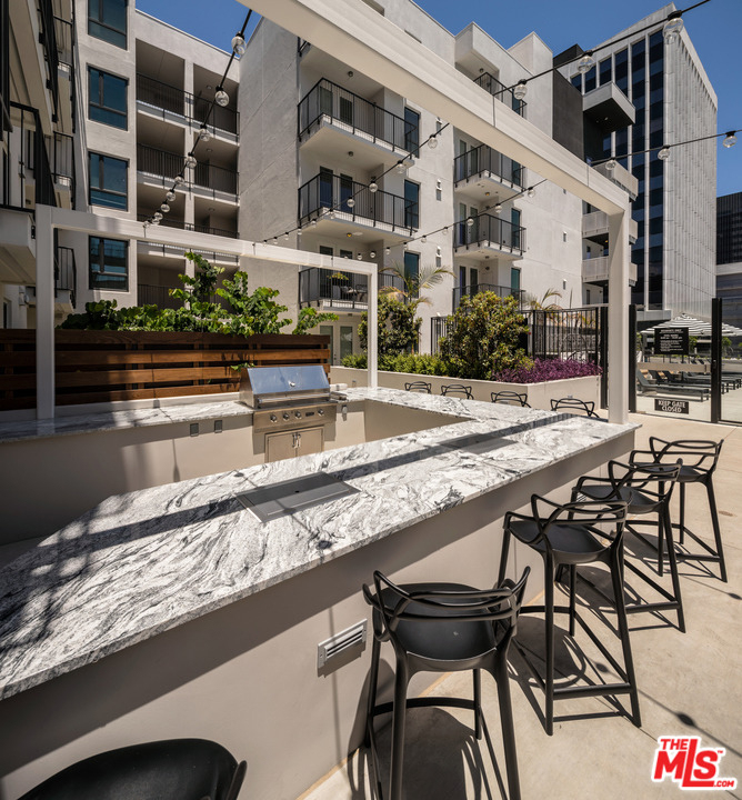 687 S Hobart Boulevard - Photo 15