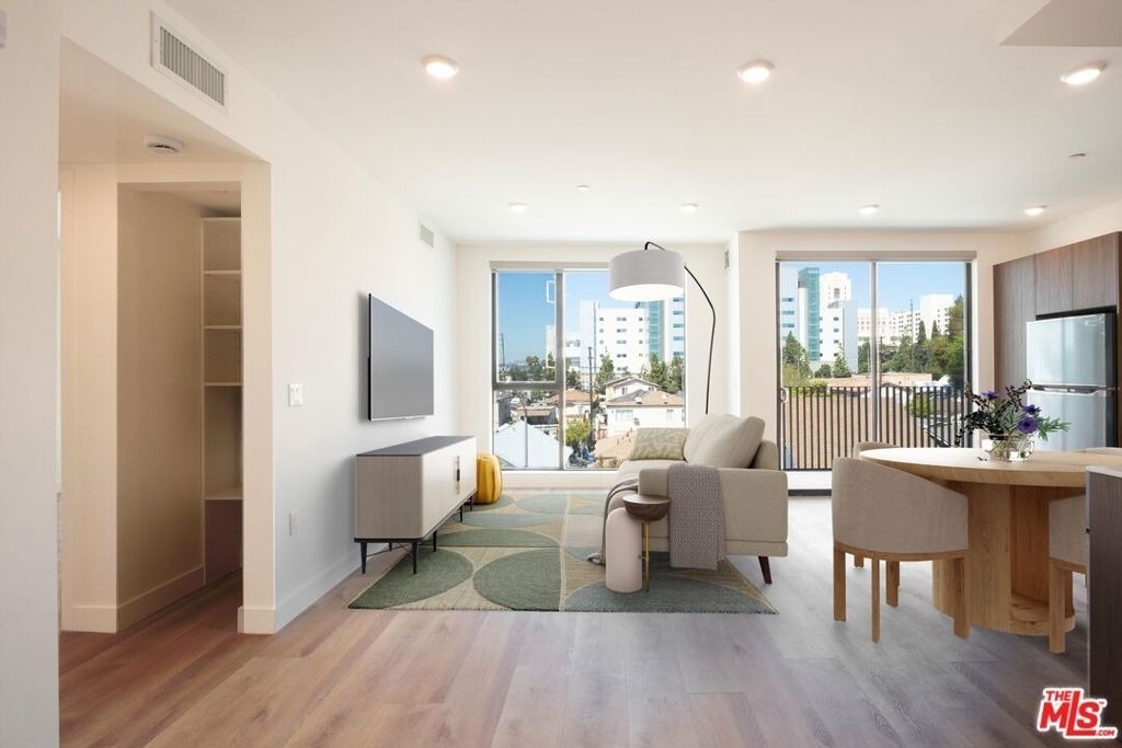 1126 N Cornwell Street - Photo 2